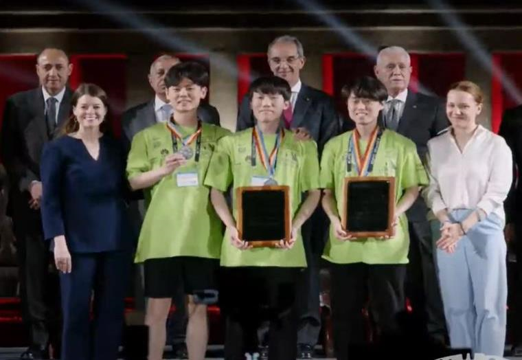 [보도자료] 국제 대학생 프로그래밍 경시대회 한국 대표팀 은메달 수상 썸네일